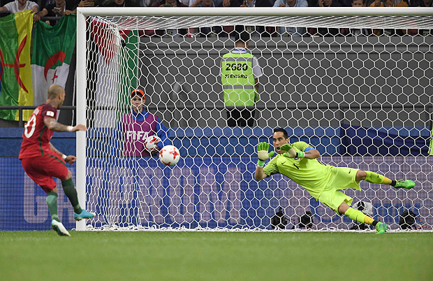 Portugal's goalkeeper Rui Patricio stops a shoot by Portugal's forward Ricardo Quaresma during the penalty shoot out 2017 Confederations Cup semi-final football match between Portugal and Chile at the Kazan Arena in Kazan on June 28, 2017. / AFP PHOTO / Kirill KUDRYAVTSEV