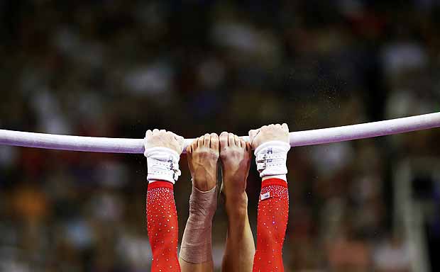 *** ALTA*** FILE -- A gymnast on the uneven bars during 2016 U.S. Women's Gymnastics Olympic Trials in San Jose, Calif., July 10, 2016. UA+SA Gymnastics, the national governing body of the sport, said on June 27, 2017, that it is adopting new recommendations intended to safeguard its athletes, after reports last year that it had routinely failed to notify law enforcement officials about allegations of sexual abuse by its coaches. (Chang W. Lee/The New York Times) ORG XMIT: XNYT188 ***DIREITOS RESERVADOS. NO PUBLICAR SEM AUTORIZAO DO DETENTOR DOS DIREITOS AUTORAIS E DE IMAGEM***