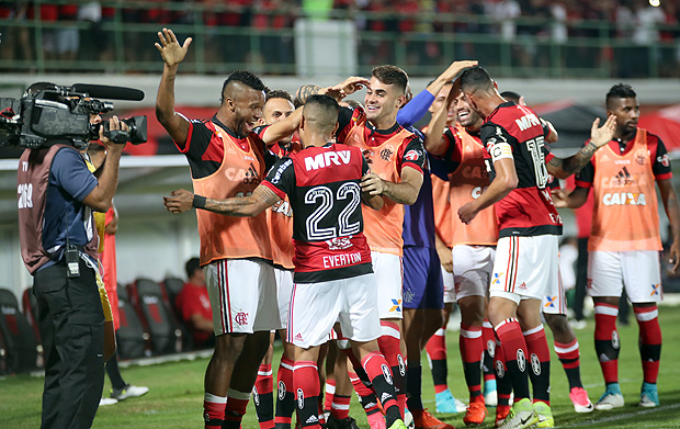 Jogadores do Flamengo comemoram o gol de Everton na partida contra o Santos nesta quarta-feira (28)