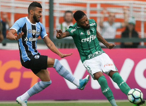 Michel Bastos chuta a bola durante a partida entre Palmeiras e Grmio neste domingo (1)