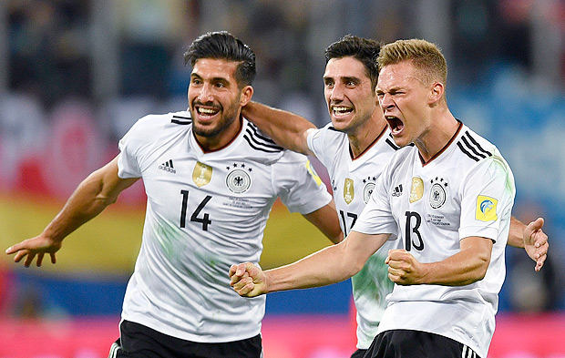 Emre Can, Lars Stindl e Joshua Kimmich comemoram gol da Alemanha sobre o Chile