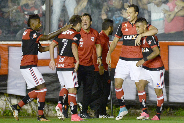 Jogadores do Flamengo comemoram gol contra o Vasco em jogo da 12 rodada do Campeonato Brasileiro