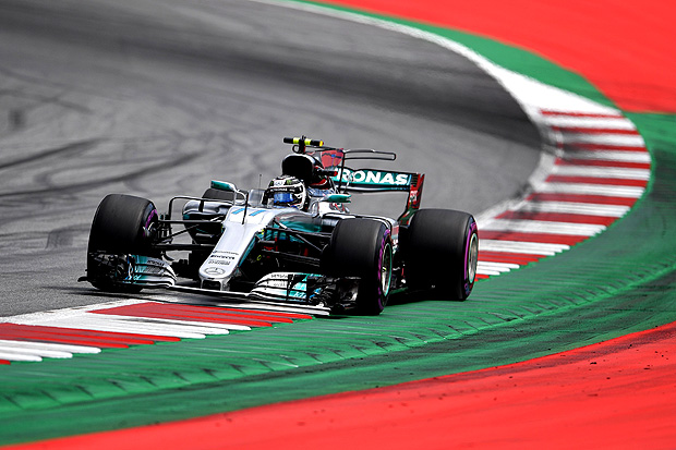 Mercedes' Finnish driver Valtteri Bottas drives his car during the third practice session of the Formula One Austria Grand Prix at the Red Bull Ring in Spielberg, on July 8, 2017. / AFP PHOTO / ANDREJ ISAKOVIC ORG XMIT: AND109