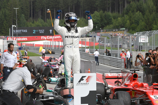 Mercedes' Finnish driver Valtteri Bottas celebrates after winning the Formula One Austria Grand Prix at the Red Bull Ring in Spielberg, on July 9, 2017. / AFP PHOTO / Andrej ISAKOVIC