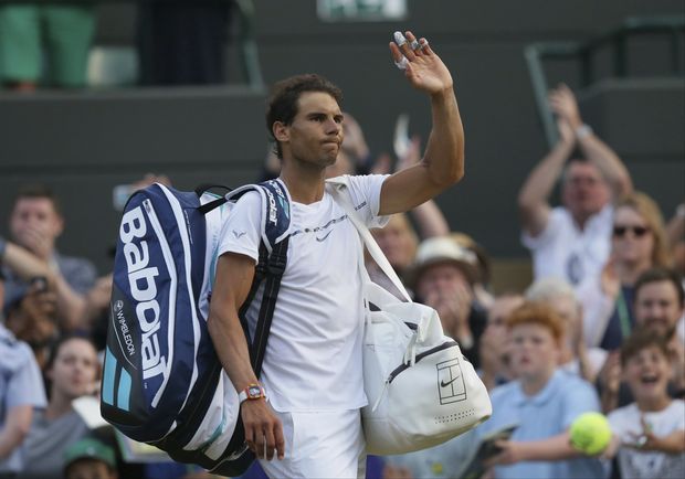 Rafael Nadal acena para torcedores aps derrota para Gilles Muller em Wimbledon