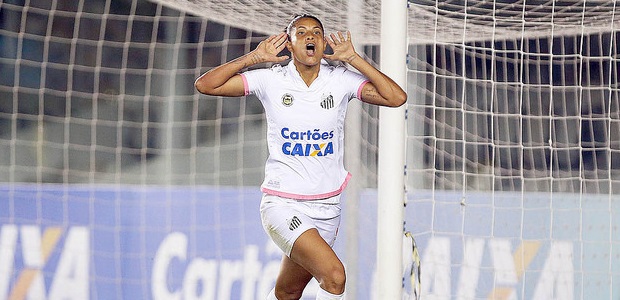 A atacante Sole Jaimes, do Santos, comemora o primeiro gol na vitria sobre o Corinthians pela final do Brasileiro de futebol feminino, na Vila Belmiro