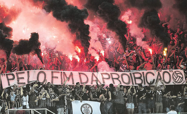 Torcedores protestam contra proibio do uso de sinalizadores na Arena Corinthians