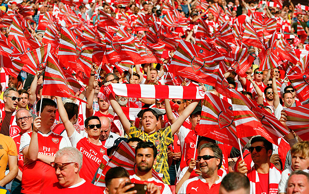 Arsenal fans wave flags during the English FA Cup final football match between Arsenal and Chelsea at Wembley stadium in London on May 27, 2017. / AFP PHOTO / Ian KINGTON / NOT FOR MARKETING OR ADVERTISING USE / RESTRICTED TO EDITORIAL USE