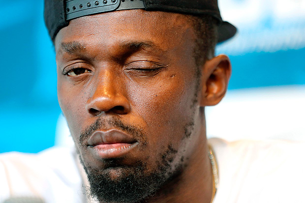 TOPSHOT - Jamaican sprinter Usain Bolt winks during a press conference on June 19, 2017 in Monaco, two days ahead of his race at the IAAF Diamond League meeting in London. / AFP PHOTO / Valery HACHE