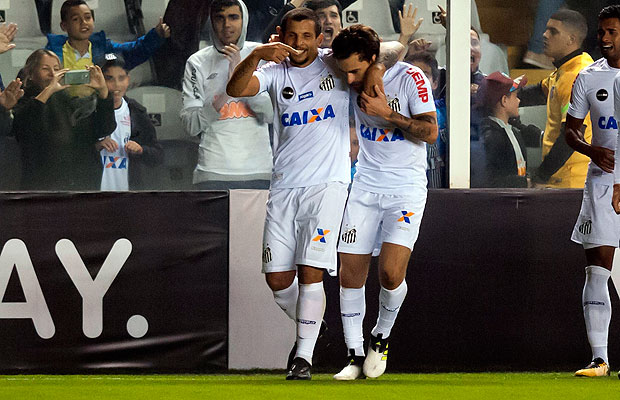 Argentino Emiliano Vecchio e Lucas Lima comemoram na vitria do Santos sobre a Chapecoense na Vila Belmiro, pelo Campeonato Brasileiro, em 19 de julho. 