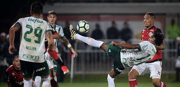 Zé Roberto domina a bola durante partida em que Flamengo e Palmeiras empataram em 2 a 2 no Rio, pela 15ª rodada do Brasileiro
