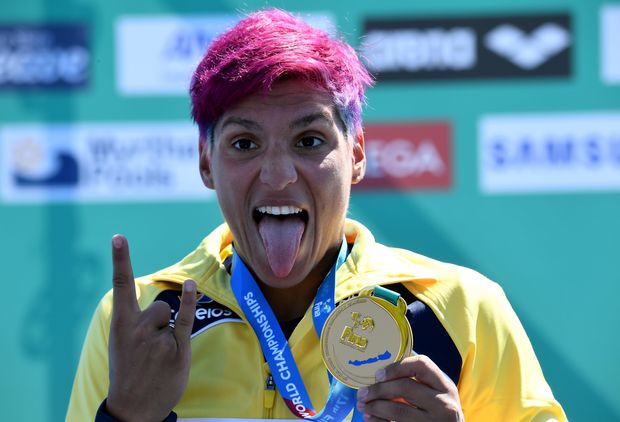Ana Marcela Cunha comemora conquista do ouro nos 25 km do Mundial de esportes aquticos