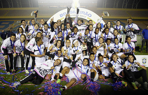 Jogadoras do Santos comemoram o título do Campeonato Brasileiro feminino