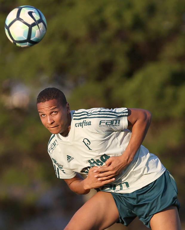 Deyverson cabeceia bola durante treino do Palmeiras