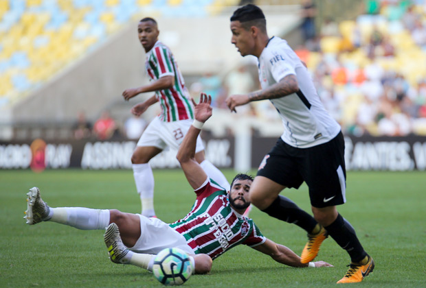 Lance do jogo entre Fluminense e Corinthians, realizado neste domingo, no Maracan
