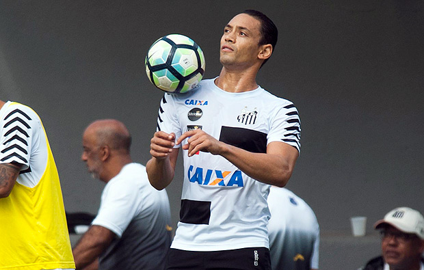 Ricardo Oliveira domina a bola no peito durante treino do Santos