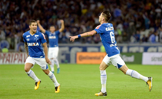Diogo Barbosa comemora gol marcado no empate do Cruzeiro diante do Palmeiras; resultado classificou a equipe mineira