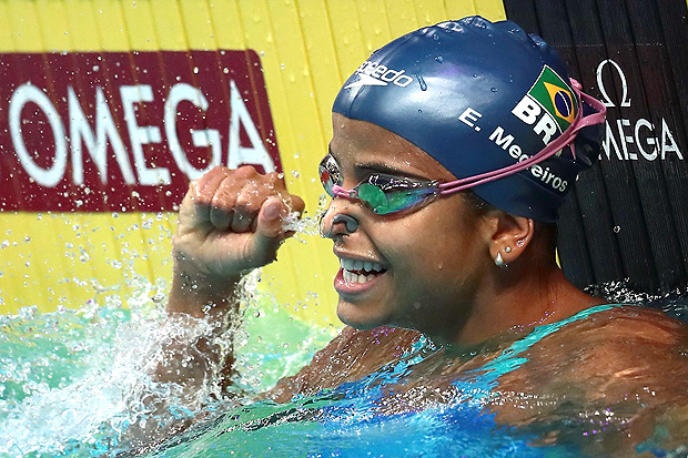 Brazil's Etiene Medeiros celebrates after winning the women's 50m backstroke final during the swimming competition at the 2017 FINA World Championships in Budapest, on July 27, 2017. / AFP PHOTO / FERENC ISZA