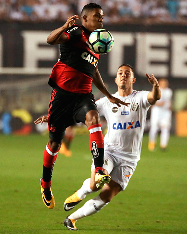 Berrío, do Flamengo, domina no peito durante jogo contra o Santos