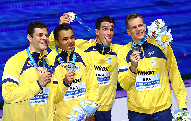 (170724) -- BUDAPEST, July 24, 2017 (Xinhua) -- Silver medalists team Brazil show their medals after the awarding ceremony for the men's 4x100m freestyle relay final of Swimming at the 17th FINA Aquatics World Championships in Budapest, Hungary on July 23, 2017. (Xinhua/Gong Bing)(wll)