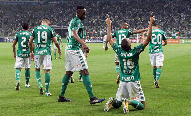 Jogadores do Palmeiras comemoram gol sobre o Ava pela 17 rodada do Campeonato Brasileiro