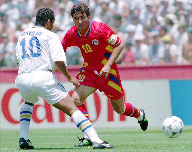 Copa do Mundo 1994: Hagi e Dahlin disputam a bola na partida em que a Sucia eliminou a Romnia nos pnaltis*** NO UTILIZAR SEM ANTES CHECAR CRDITO E LEGENDA***