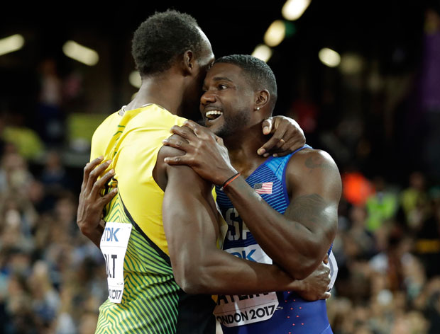 Justin Gatlin (de azul) e Usain Bolt se abraam aps final dos 100 m do Mundial de atletismo