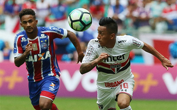 Lance em partida entre Bahia e So Paulo pelo Campeonato Brasileiro 2017 no domingo (6)