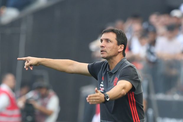 O técnico Zé Ricardo comanda o Flamengo no jogo contra o Corinthians