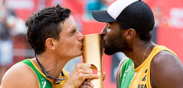 Brazil's Andre Loyola Stein and Evandro Goncalves Oliveira Junior (R) celbrate with the trophy after winning the men's doubles final against Austria at the Beach Volleyball World Championship in Vienna, Austria, on August 6, 2017. / AFP PHOTO / APA / EXPA/SEBASTIAN PUCHER / Austria OUT ORG XMIT: apa:20170806-37483224-1