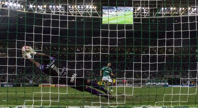 Banguera, do Barcelona de Guayaquil, defende pnalti cobrado por Egdio que eliminou Palmeiras