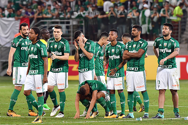 Jogadores do Palmeiras lamentam eliminao para o Barcelona de Guayaquil