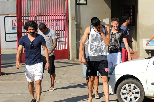 Cristian e outros jogadores do elenco deixam o estádio Vai Chaves após reunião com o presidente do Mogi Mirim