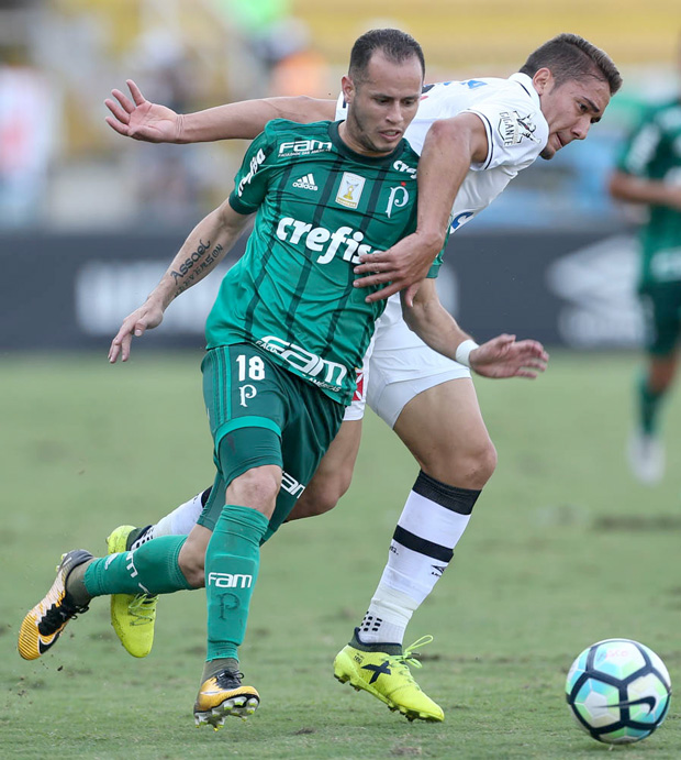 Guerra tenta escapar da marcao durante empate do Palmeiras contra o Vasco