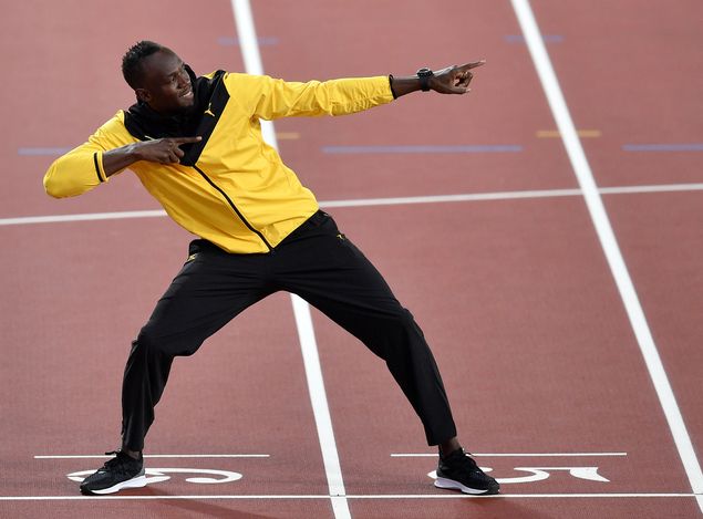 Usain Bolt faz sinal de raio em sua despedida no Mundial de Londres