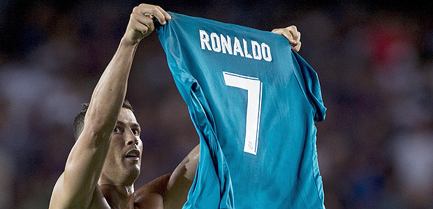 Cristiano Ronaldo tira a camisa para comemorar seu gol pelo Real Madrid