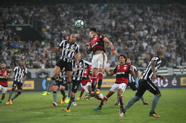 Jogadores de Flamengo e Botafogo disputam bola no estdio Nilton Santos