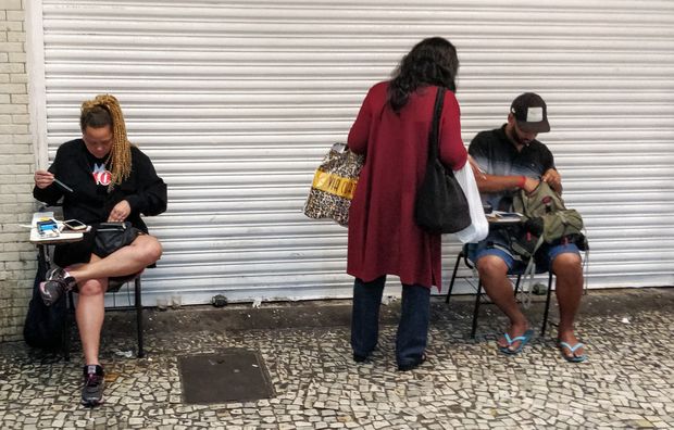 Apontadores de jogo do bicho no Rio fazem apostas de resultado de jogos de futebol
