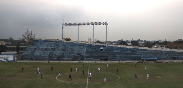 Jogo entre São Cristóvão e Barcelona de Jacarepaguá com estádio vazio