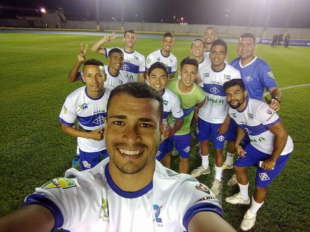 Atacante Ailton, do Atlético Acreano, com os colegas de clube após jogo em Macapá