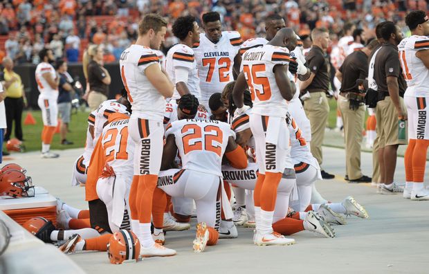 Inspirados em Kaepernick, atletas do Cleveland Browns fazem protesto antes de jogoda pr-temporada da NFL