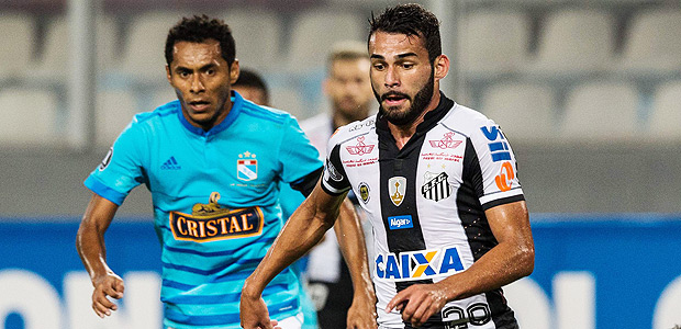 (FILES) This file photo taken on March 9, 2017 shows Brazil's Santos player Thiago Maia (C) vieing for the ball with Peru's Sporting Cristal goalkeeper Mauricio Viana (R) during their Libertadores Cup football match at the National stadium in Lima. They are Brazilian, young and novice in Europe : Thiago Maia, Thiago Mendes and Luiz Araujo embody the South American turn of the Lille Losc football team with their new Argentinian head-coach Marcelo Bielsa. / AFP PHOTO / Ernesto BENAVIDES ORG XMIT: 757