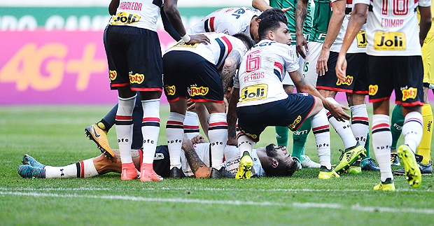 Lucas Pratto cai no gramado desacordado aps chocar-se com Hernanes na partida contra o Palmeiras, no Allianz Parque