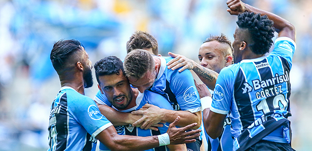 Jogadores do Grmio comemoram primeiro gol da goleada por 5 a 0 sobre o Sport, em Porto Alegre