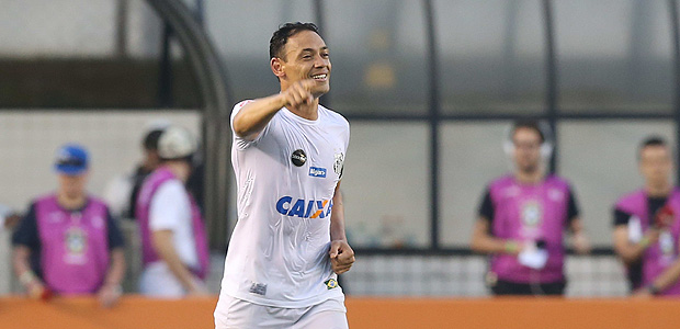 O Santos joga, na Vila Belmiroi, partida valida pela Vigesima Terceira Rodada do Campeonato Brasileiro de Futebol Serie A, contra o Corinthians.