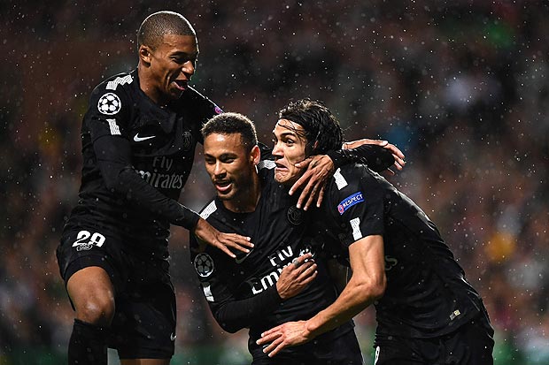Neymar comemora gol marcado na vitria do Paris Saint-Germain com Mbappe (esq.) e Cavani (dir.)