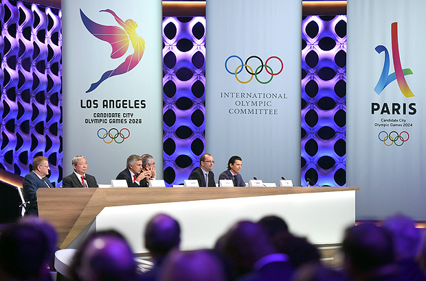 (L-R) International Olympic Committee (IOC) Vice-Presidents John Coates, Yu Zaiqing, Juan Antonio Samaranch and Ugur Erdener and IOC members Patrick Baumann and Christophe Dubi attend the 131st IOC Session in Lima on September 13, 2017.The ICO meeting in Lima will confirm Paris and Los Angeles as hosts for the 2024 and 2028 Olympics, crowning two cities at the same time in a historic first for the embattled sports body. / AFP PHOTO / Martin BERNETTI