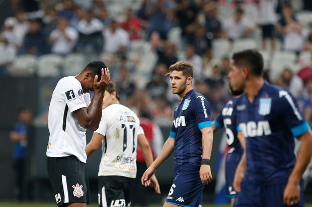 O atacante J, do Corinthians, lamenta chance perdida no jogo contra o Racing