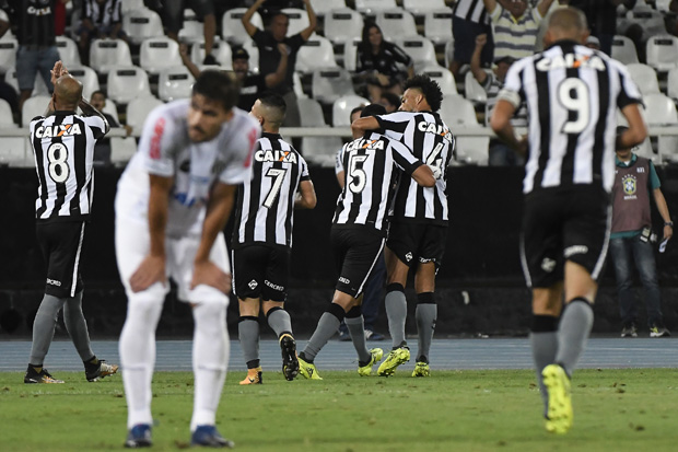 Jogadores do Botafogo comemoram gol contra o Santos, que atuou com time reserva no Rio