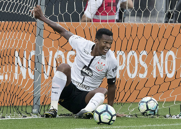 J cai na rede aps marcar o gol de mo na vitria do Corinthians sobre o Vasco